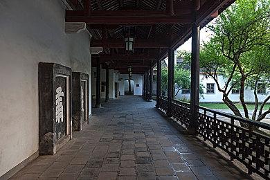 V社在最新的CS 1.6更新中意外发布了《求生之路》早期原型